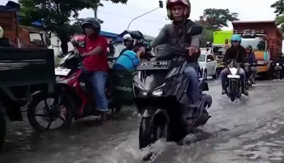 Foto jalan raya yang tergenang air banjir